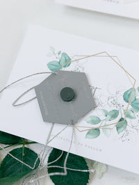 Magnete in eucalipto Specchio argentato in plexi esagonale Save the Date con cartoncino e cordino in argento