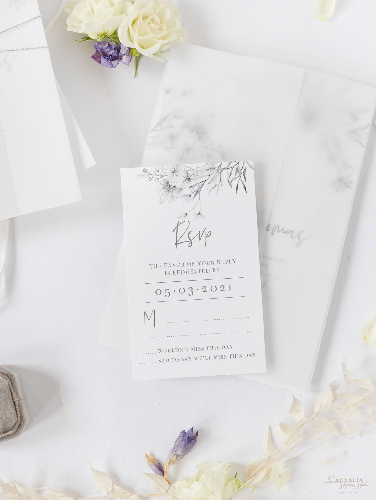 Invitation de jour de la suite de véllum et RSVP en gris et argent boho conception florale miroir en feuille de feuille de feuille