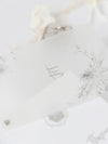 Invito al ricevimento serale della suite in pergamena e risposta alla risposta in plexiglas con specchio in lamina d'argento con design floreale Boho grigio e argento