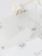 Invito al ricevimento serale della suite in pergamena e risposta alla risposta in plexiglas con specchio in lamina d'argento con design floreale Boho grigio e argento
