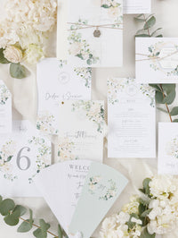 Abanico del programa de pétalos de boda de hortensias blancas, orden del día en verde salvia, orden de servicio