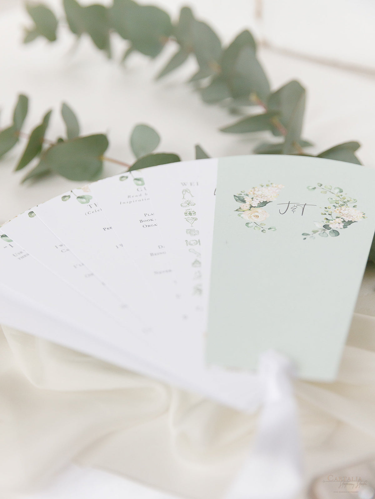 Abanico del programa de pétalos de boda de hortensias blancas, orden del día en verde salvia, orden de servicio