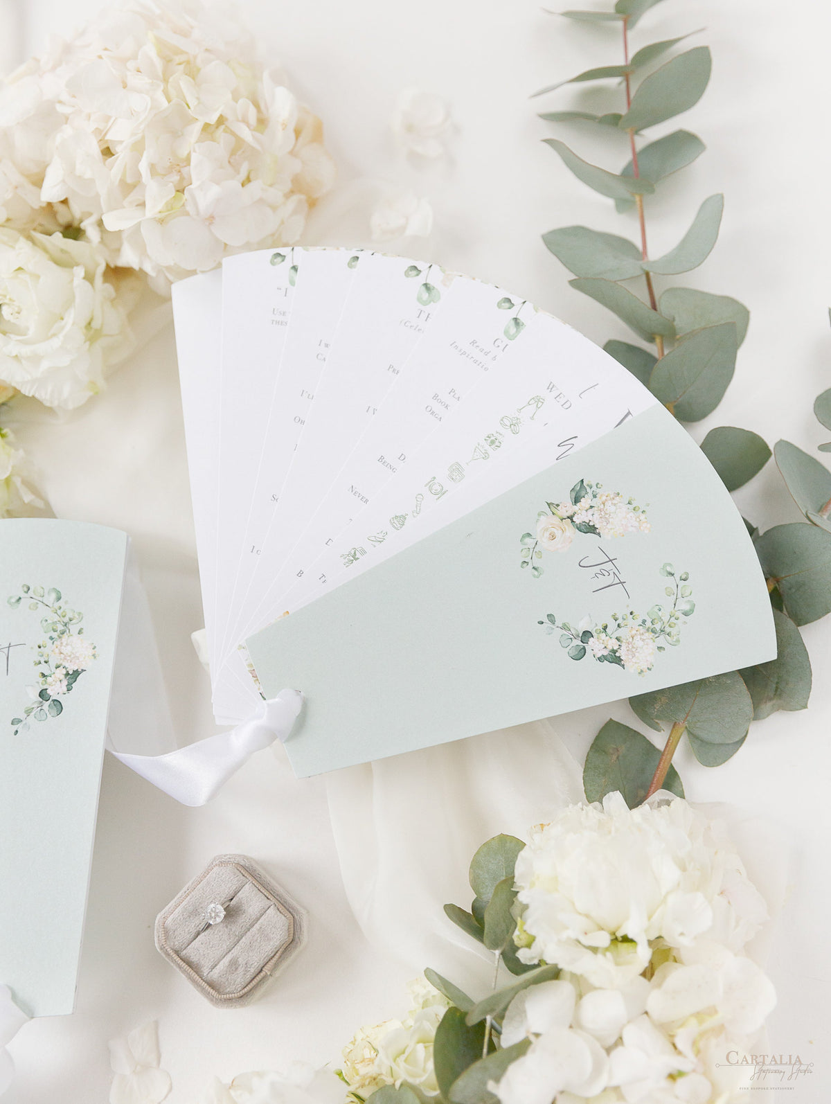 Abanico del programa de pétalos de boda de hortensias blancas, orden del día en verde salvia, orden de servicio