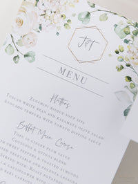 Cartes de menu d'hortensia blanche avec une forme hexagone en aîné en or