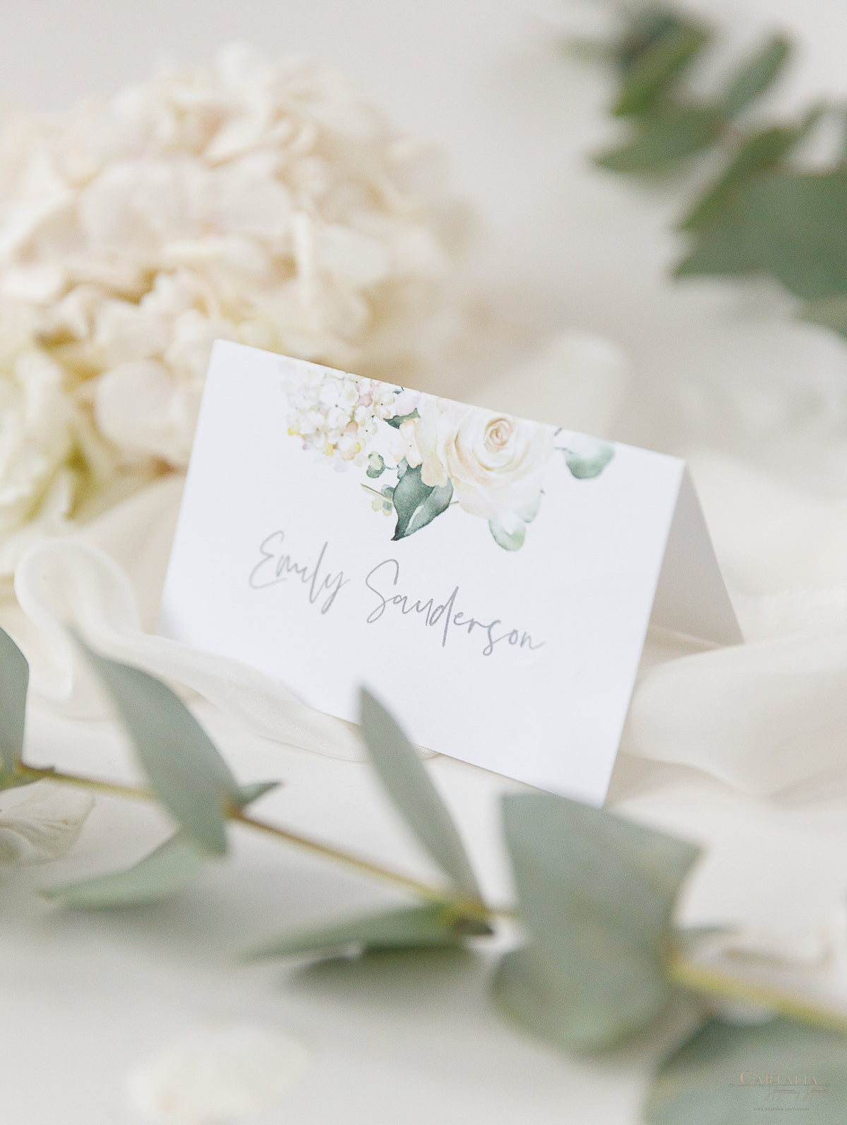 Tarjetas de mesa con diseño de hortensias blancas