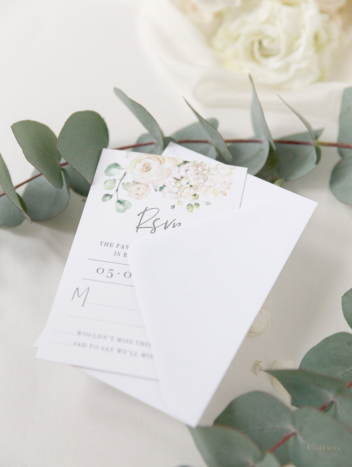 Carte RSVP d'hortensia blanche avec enveloppe correspondante