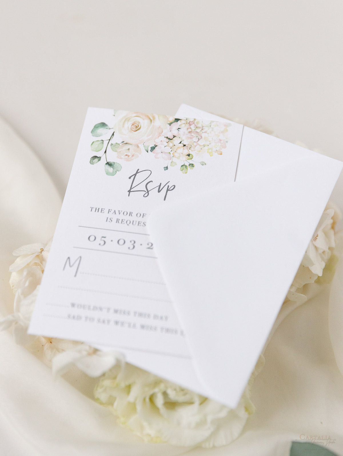 Carte RSVP d'hortensia blanche avec enveloppe correspondante