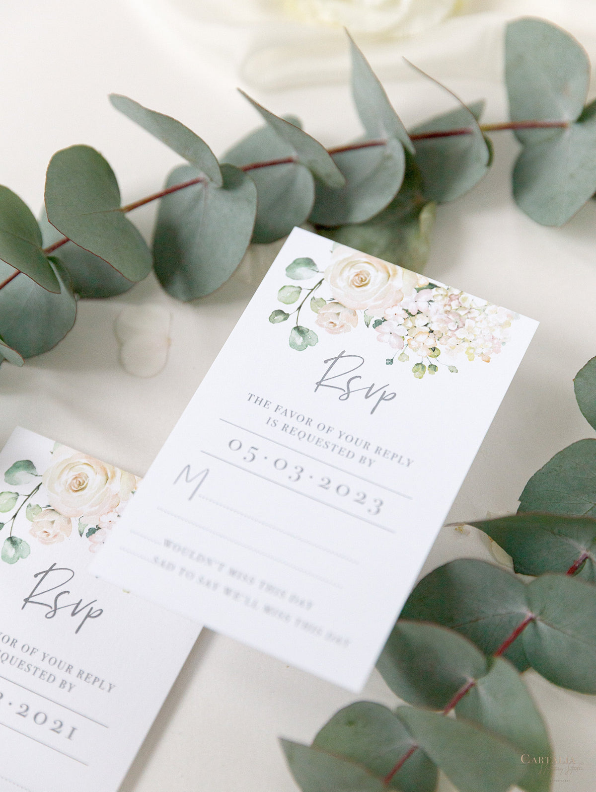 Carte RSVP d'hortensia blanche avec enveloppe correspondante