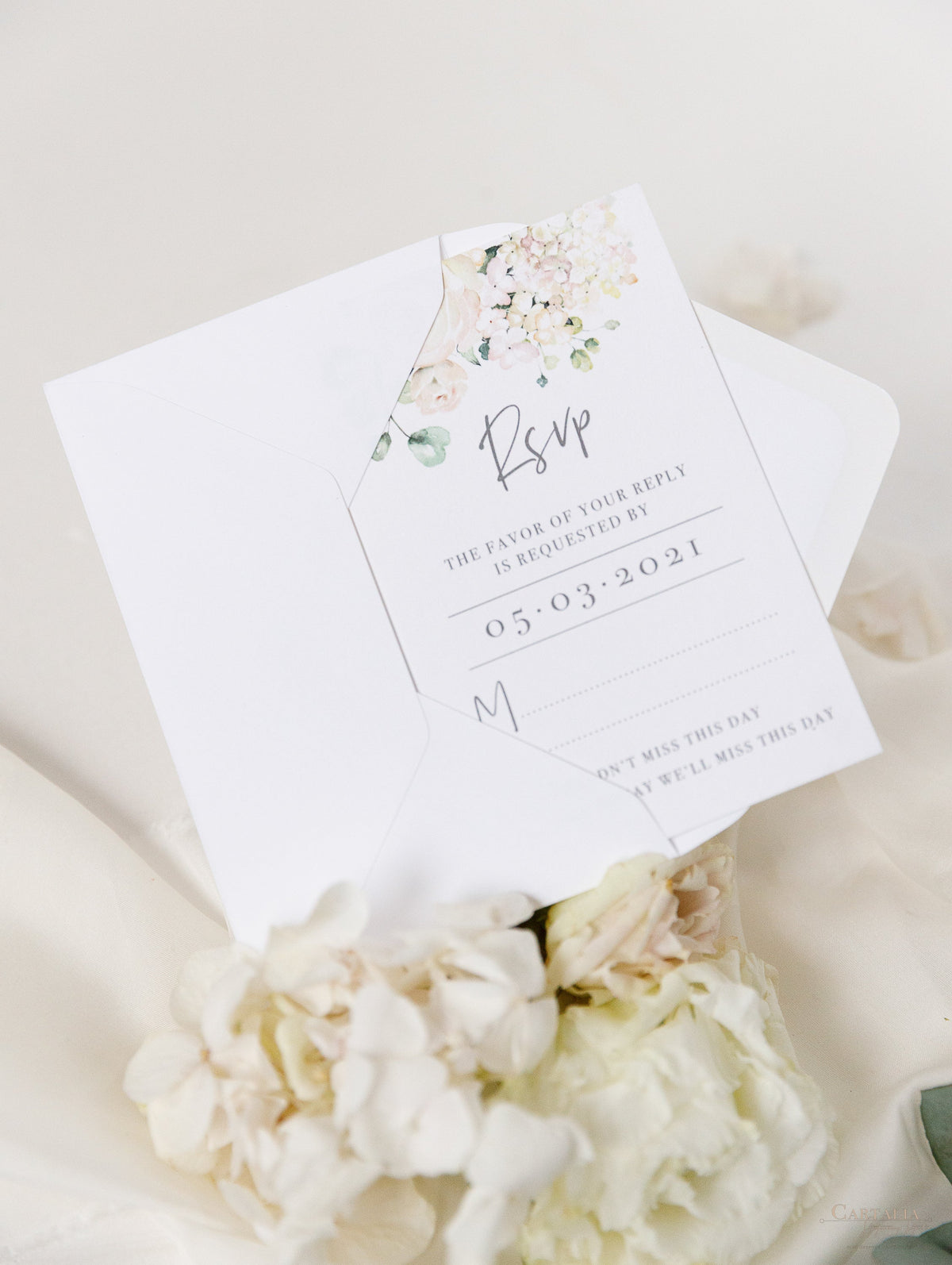 Carte RSVP d'hortensia blanche avec enveloppe correspondante