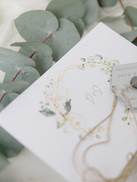 Fleurs blanches Hortensia et verdure miroir en argent plelexi en hexagone sauf la date aimant