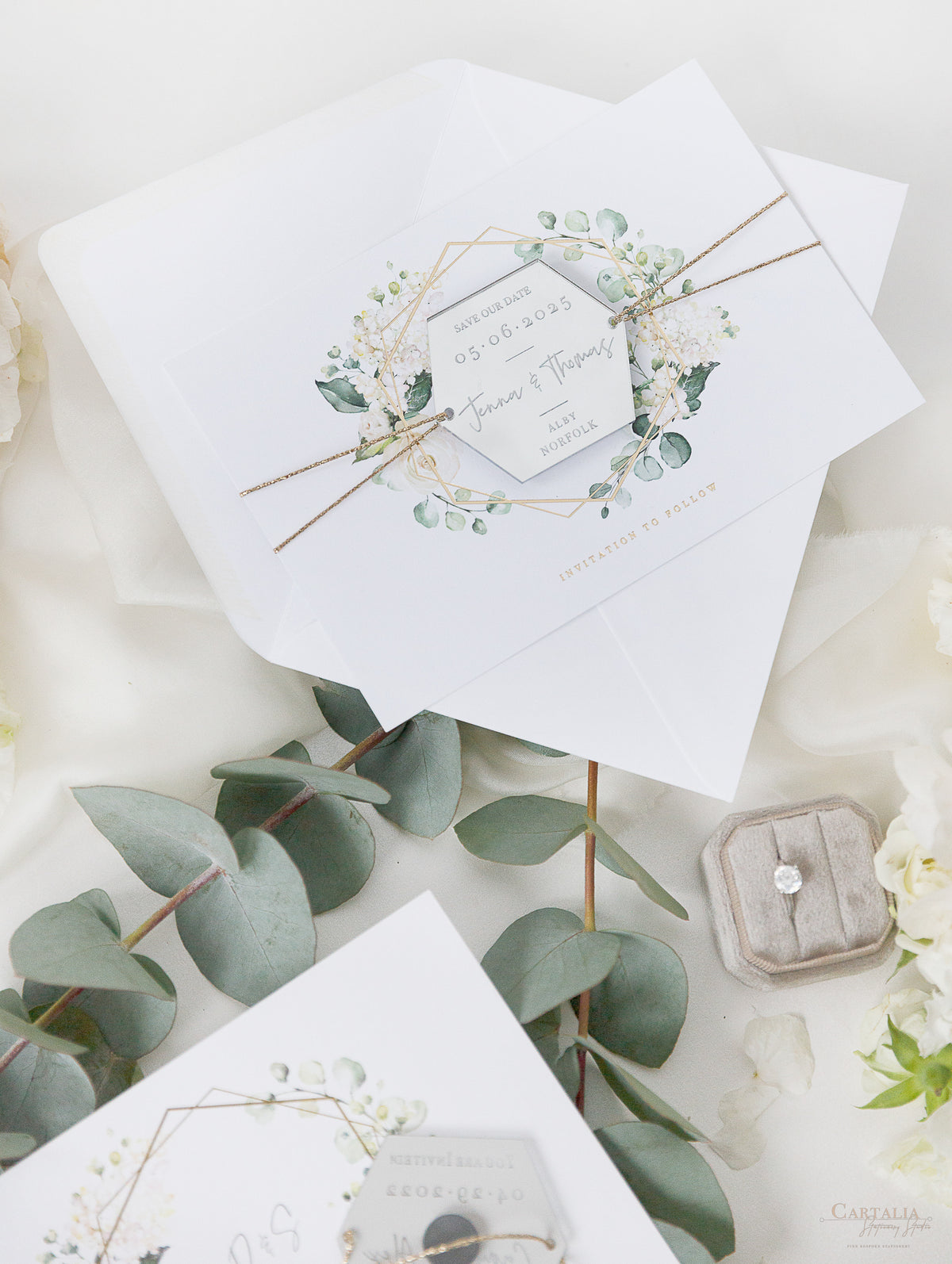 Flores de hortensias blancas y vegetación Plexi espejo plateado en hexágono Imán para guardar la fecha