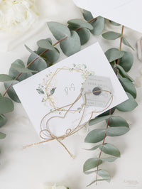 Fleurs blanches Hortensia et verdure miroir en argent plelexi en hexagone sauf la date aimant