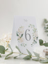 Numeri da tavolo con ortensie bianche