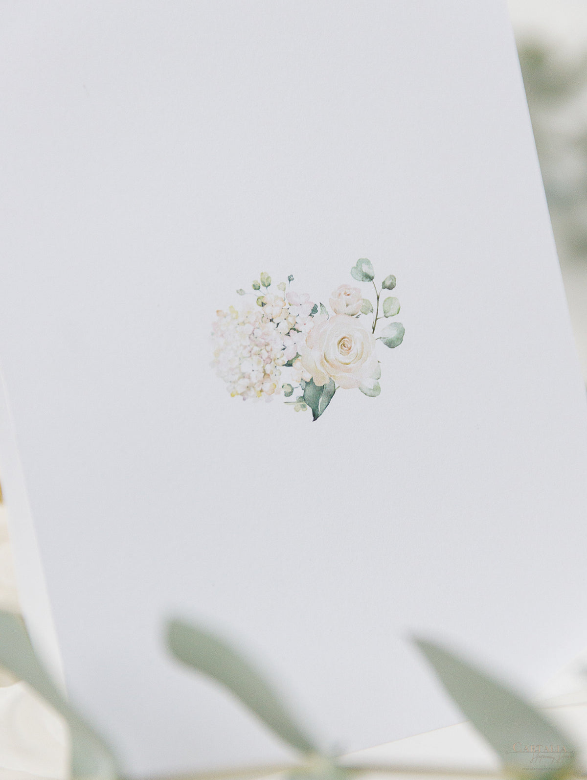 Números de mesa de hortensias blancas