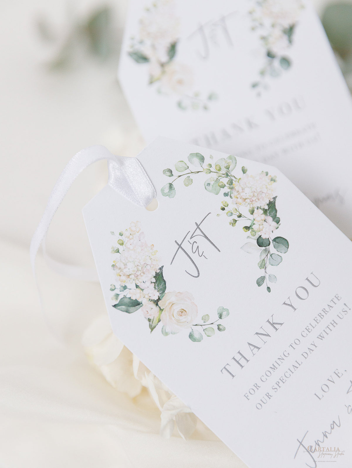 Tarjeta de agradecimiento con etiqueta de equipaje de hortensia blanca