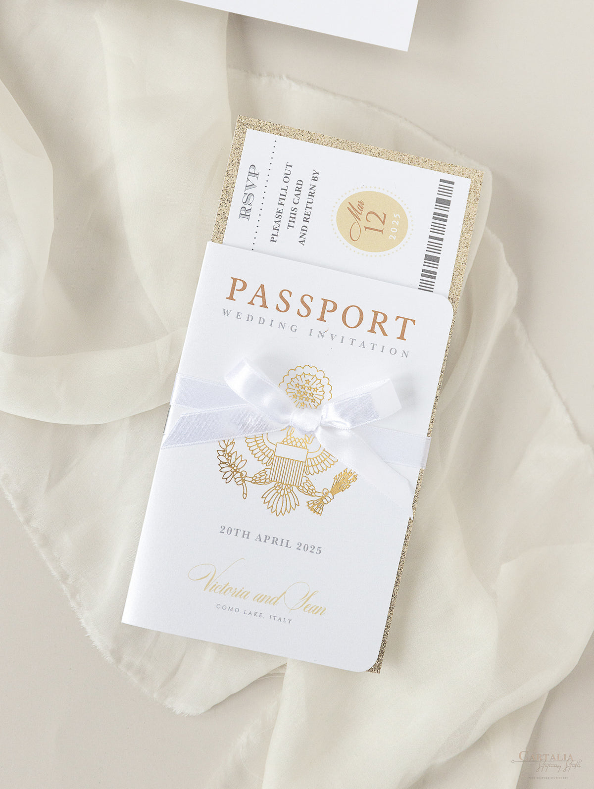 Invito a nozze passaporto di lusso con glitter e fiocco in champagne con vera lamina d'oro