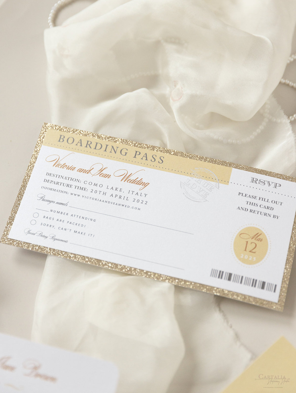 Invitation de mariage aux paillettes de luxe et aux passeports en champagne avec un vrai feuille d'or