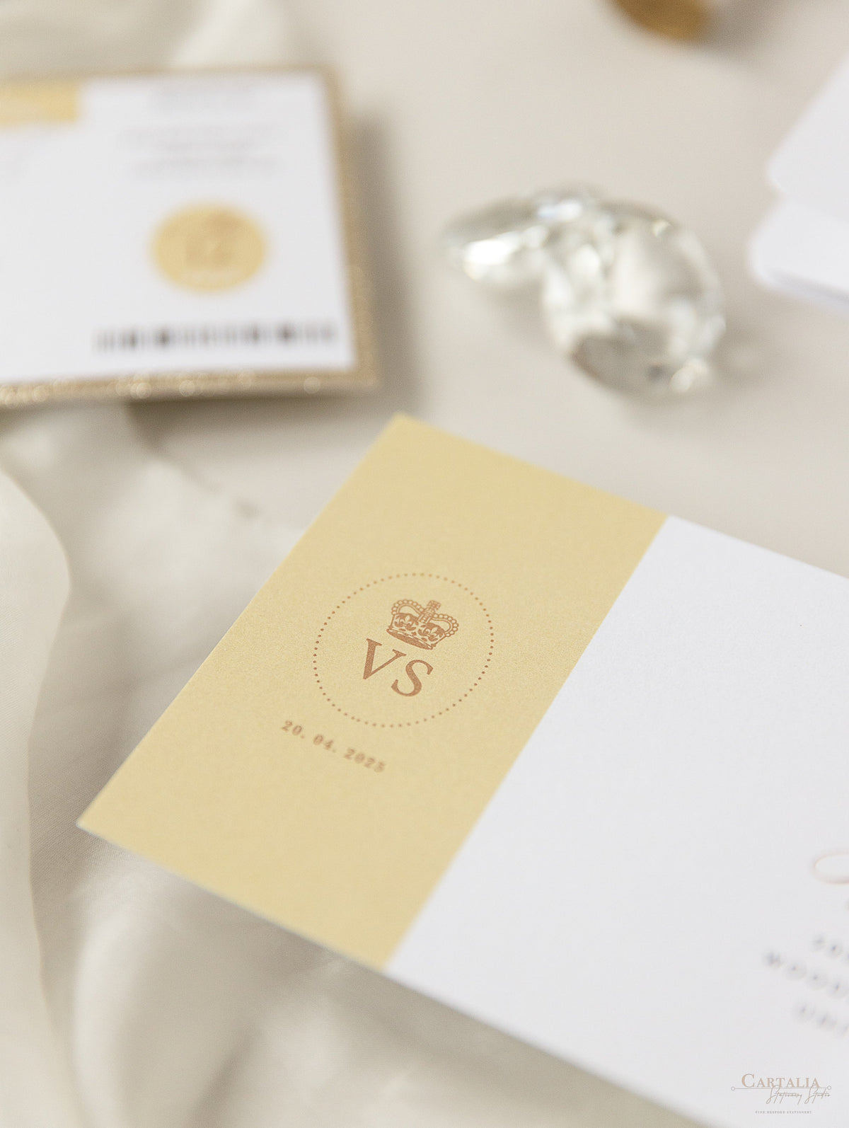 Invitation de mariage aux paillettes de luxe et aux passeports en champagne avec un vrai feuille d'or