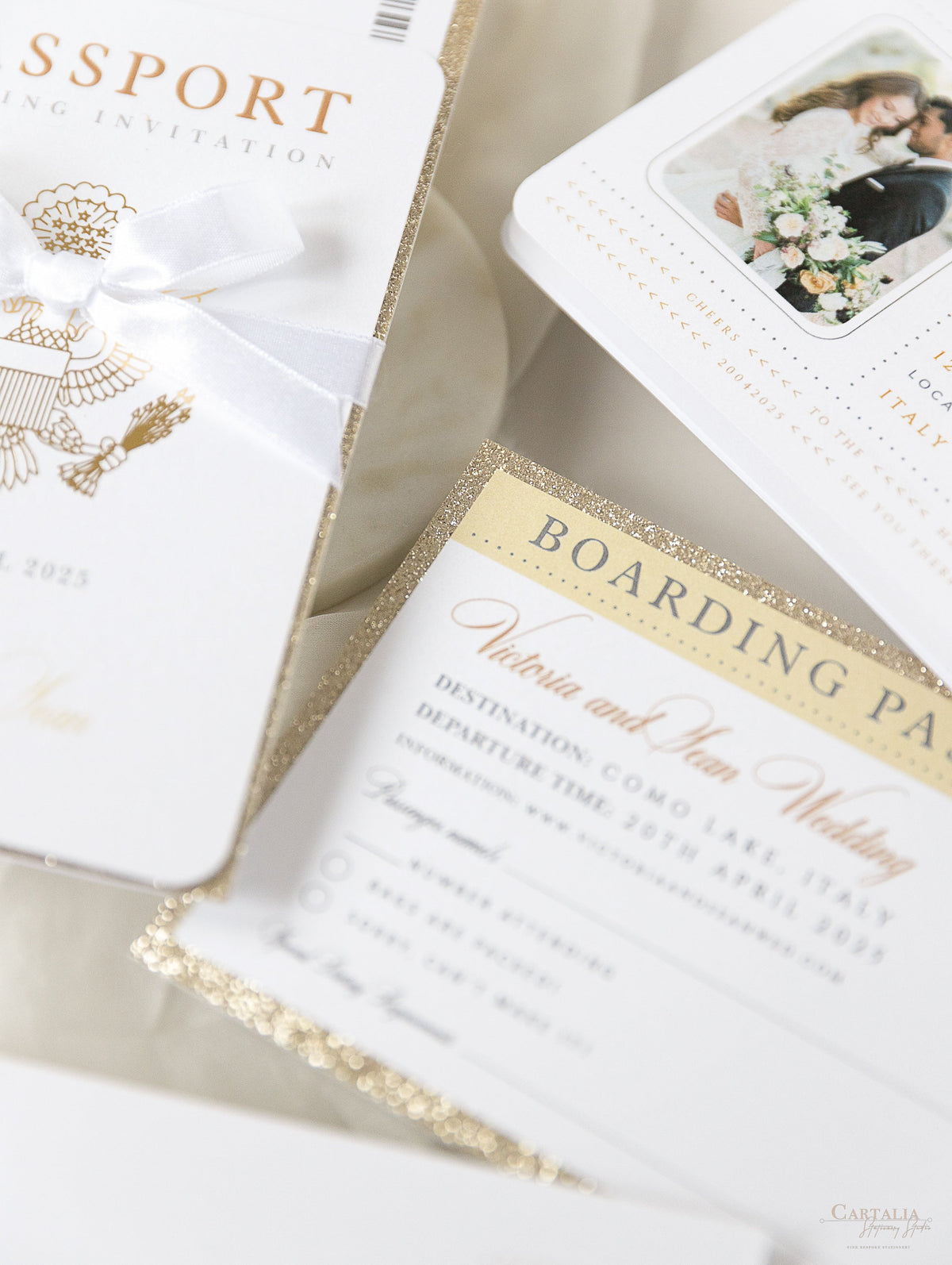 Invitation de mariage aux paillettes de luxe et aux passeports en champagne avec un vrai feuille d'or