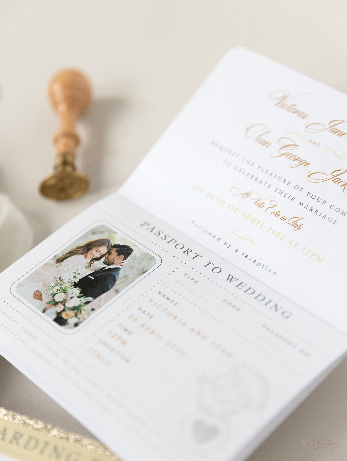 Invitation de mariage aux paillettes de luxe et aux passeports en champagne avec un vrai feuille d'or