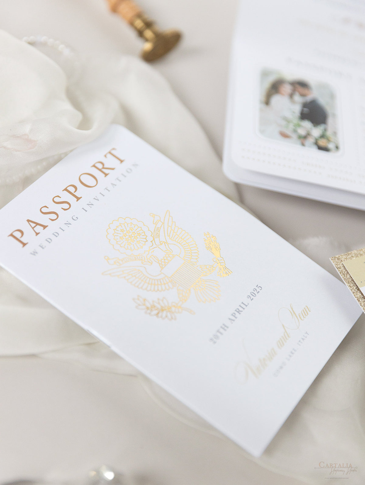 Invitation de mariage aux paillettes de luxe et aux passeports en champagne avec un vrai feuille d'or