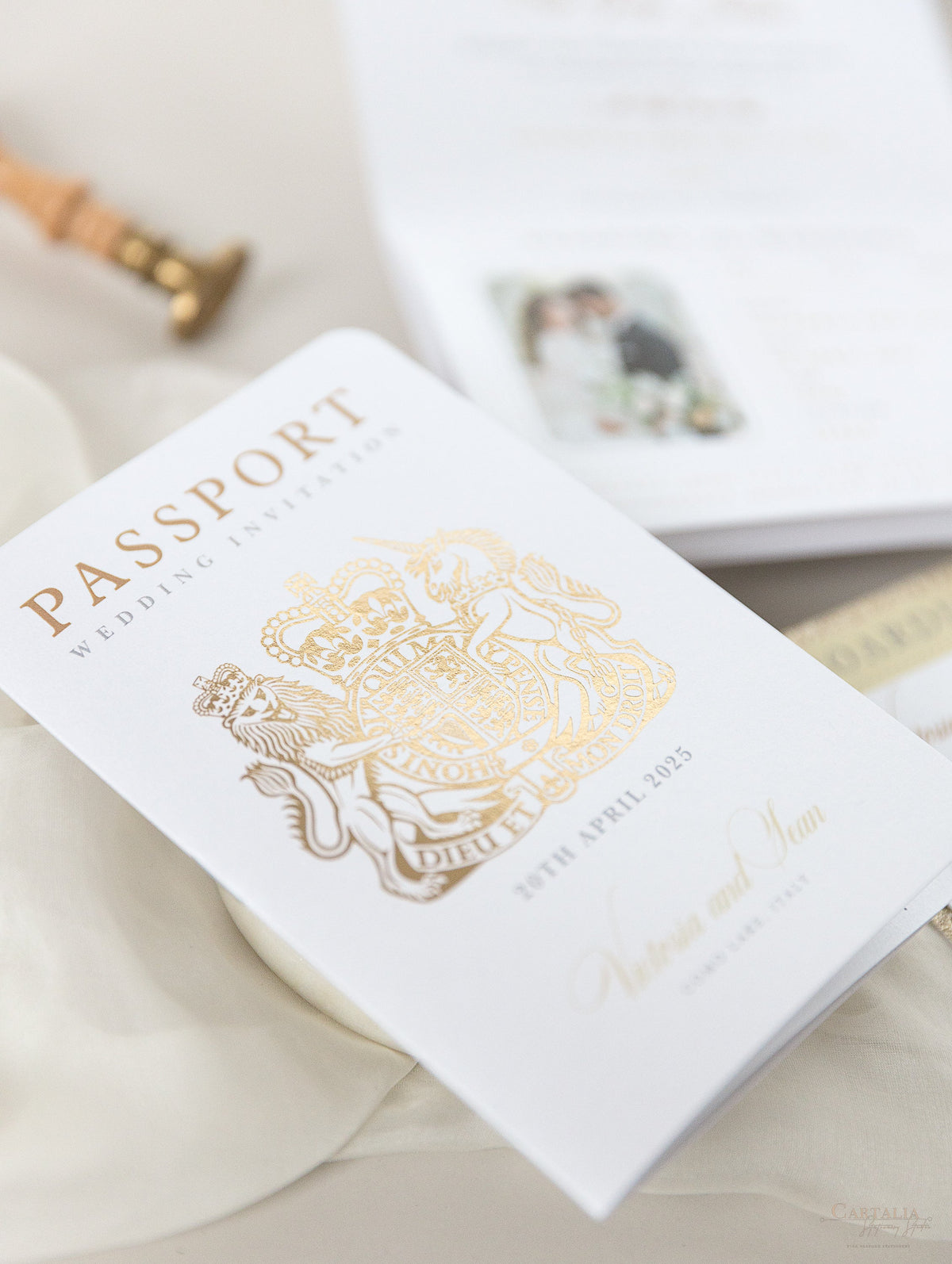 Invito a nozze passaporto di lusso con glitter e fiocco in champagne con vera lamina d'oro