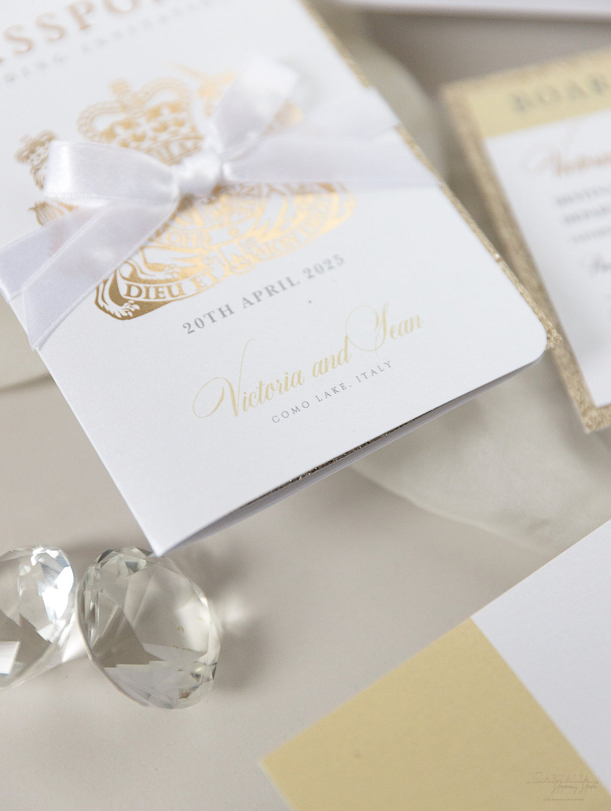 Invitation de mariage aux paillettes de luxe et aux passeports en champagne avec un vrai feuille d'or