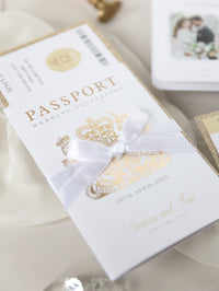 Invitation de mariage aux paillettes de luxe et aux passeports en champagne avec un vrai feuille d'or