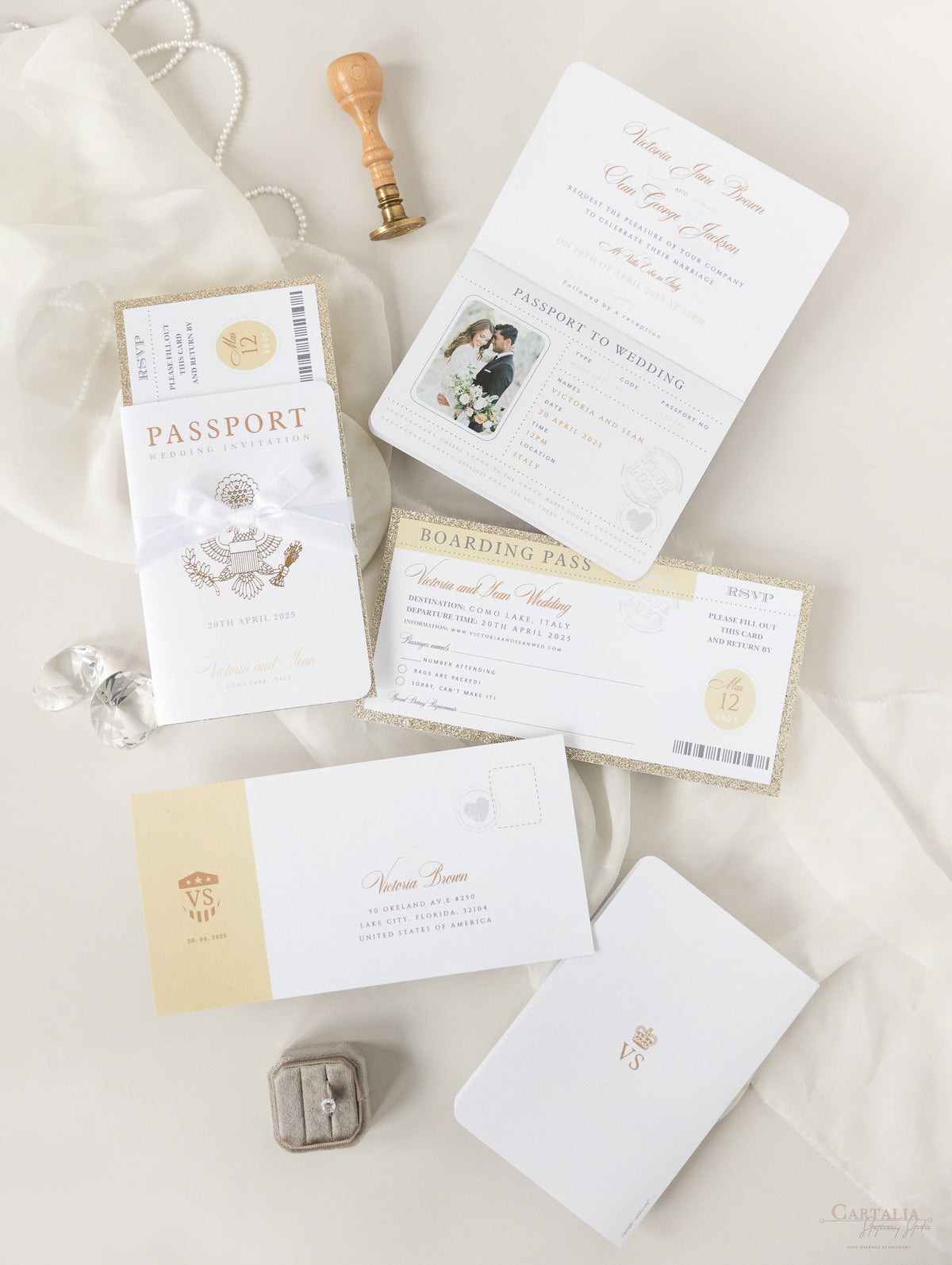 Invitation de mariage aux paillettes de luxe et aux passeports en champagne avec un vrai feuille d'or