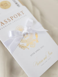 Invitation de mariage aux paillettes de luxe et aux passeports en champagne avec un vrai feuille d'or