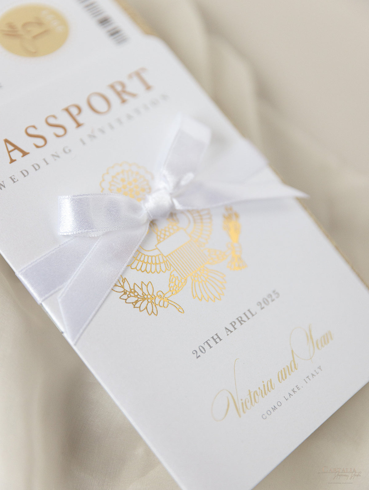 Invitation de mariage aux paillettes de luxe et aux passeports en champagne avec un vrai feuille d'or