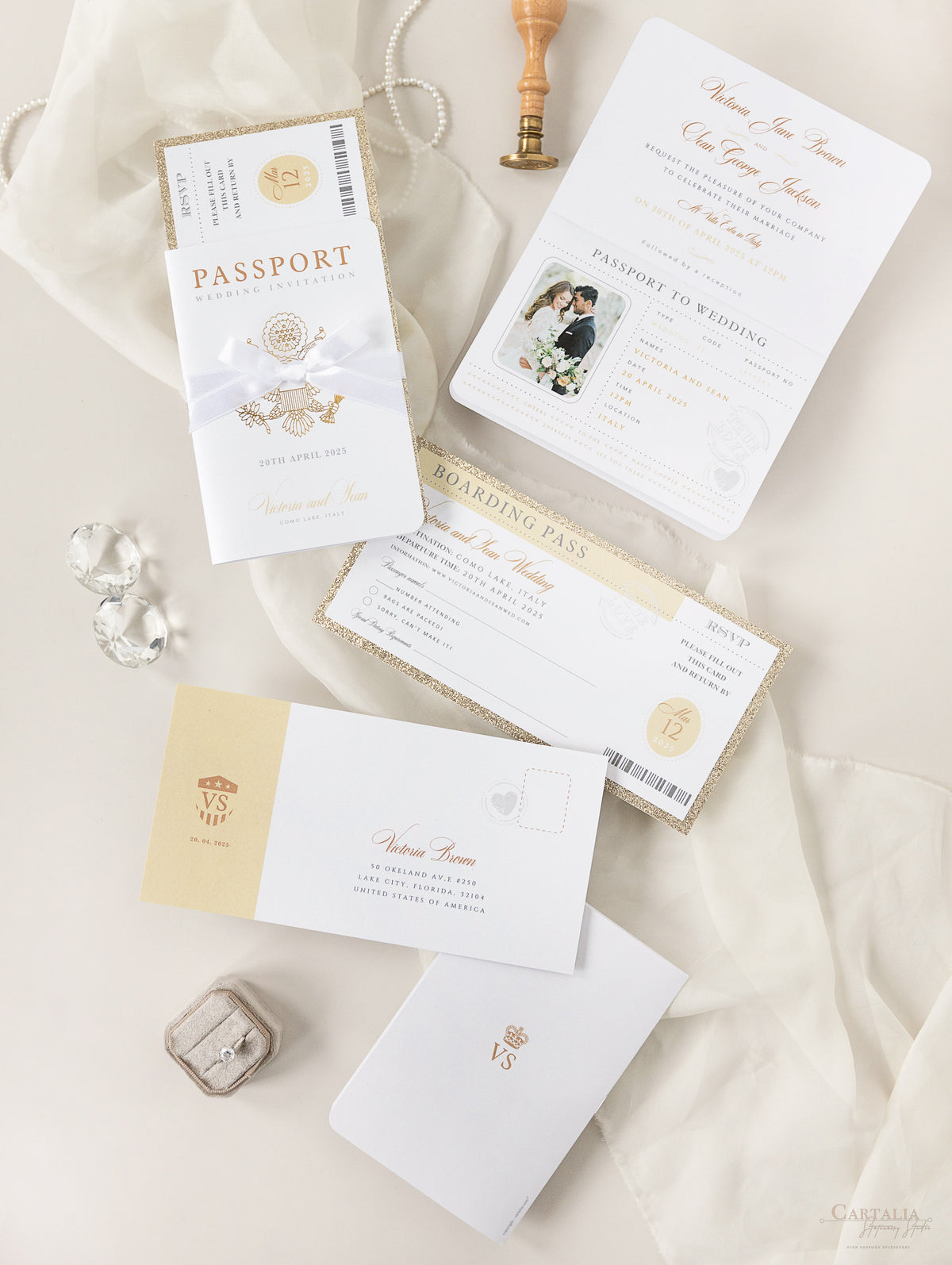 Invitation de mariage aux paillettes de luxe et aux passeports en champagne avec un vrai feuille d'or