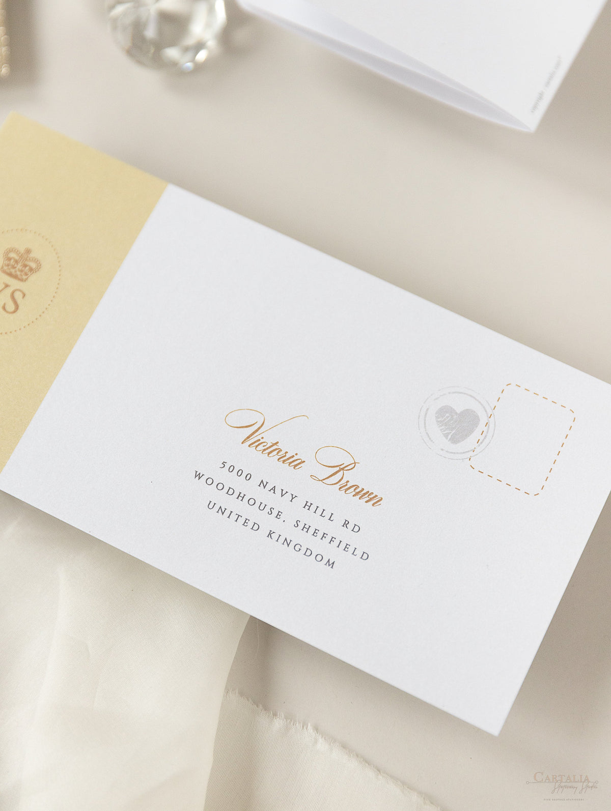 Invitation de mariage aux paillettes de luxe et aux passeports en champagne avec un vrai feuille d'or