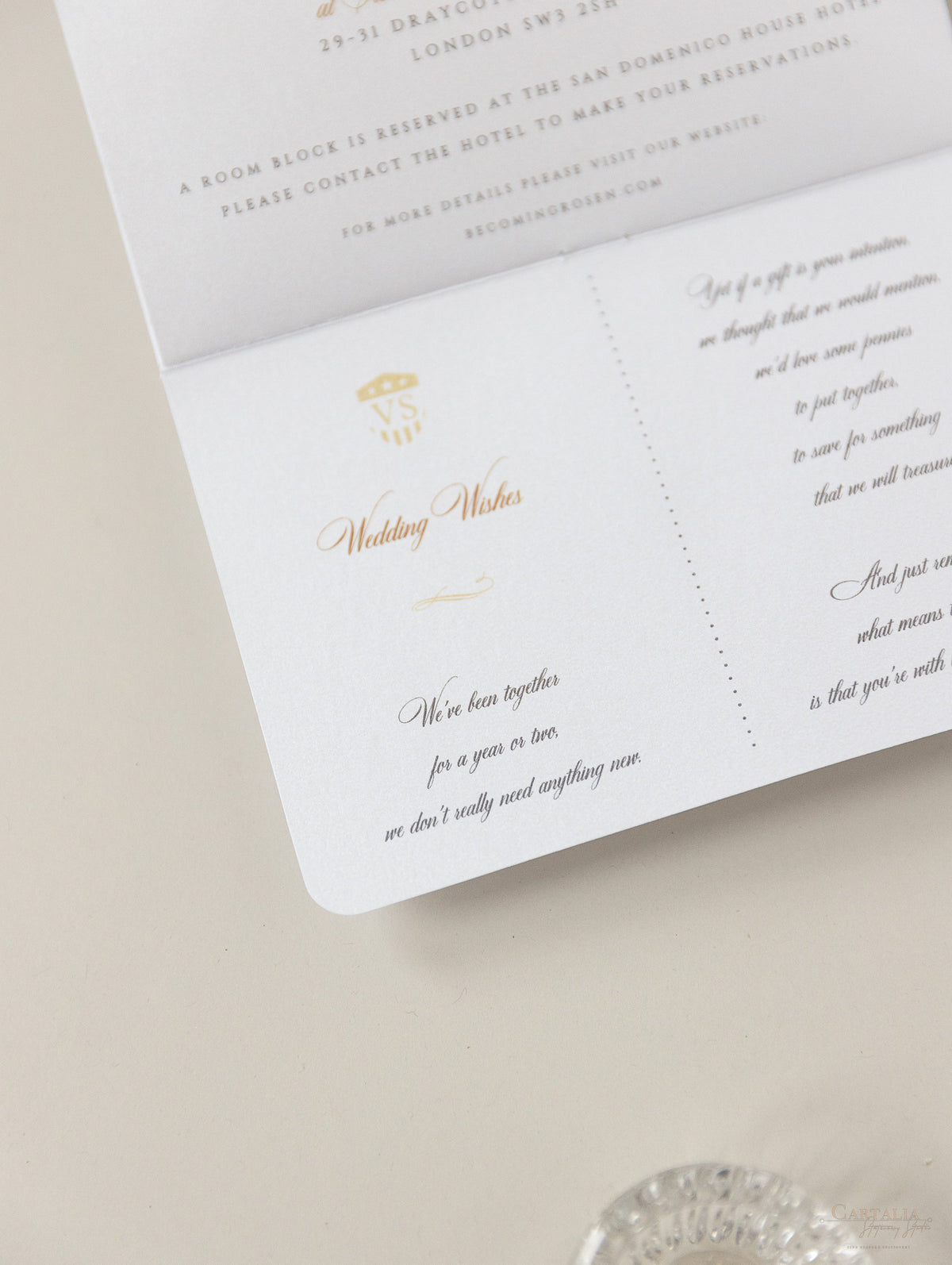 Invitation de mariage aux paillettes de luxe et aux passeports en champagne avec un vrai feuille d'or