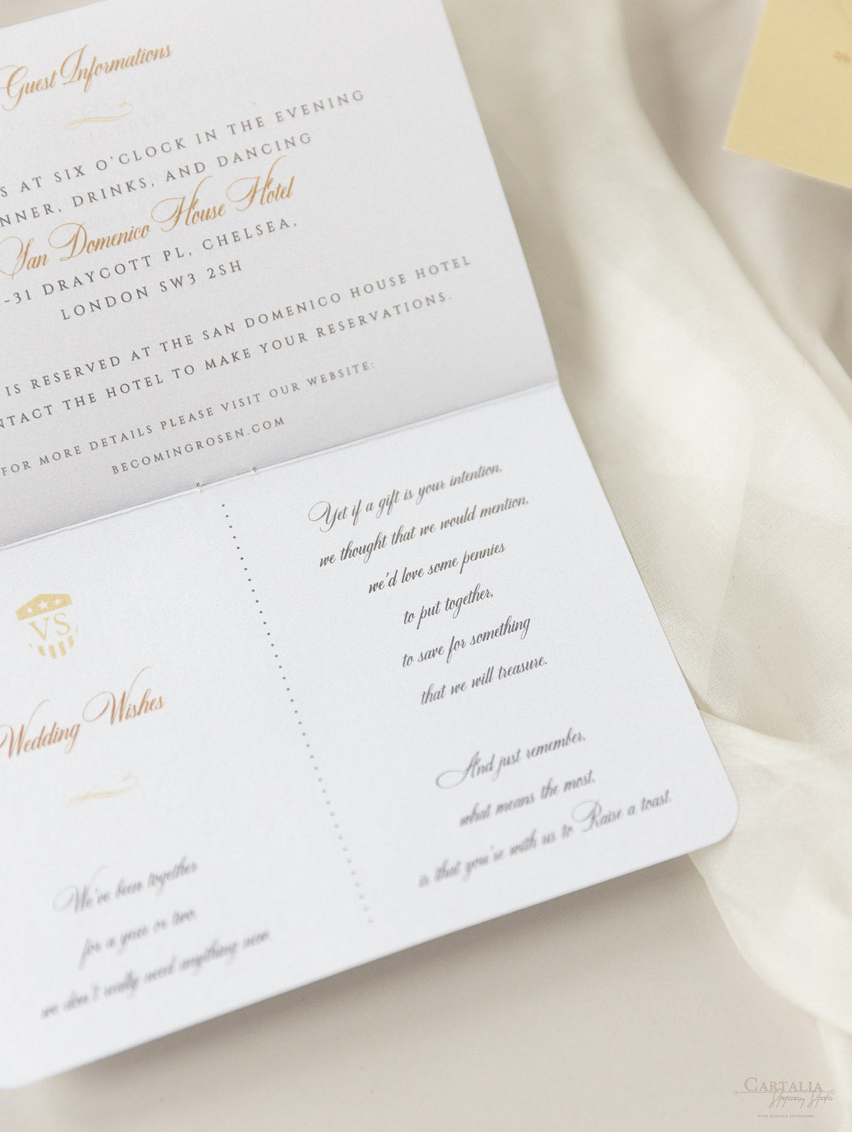 Invitation de mariage aux paillettes de luxe et aux passeports en champagne avec un vrai feuille d'or