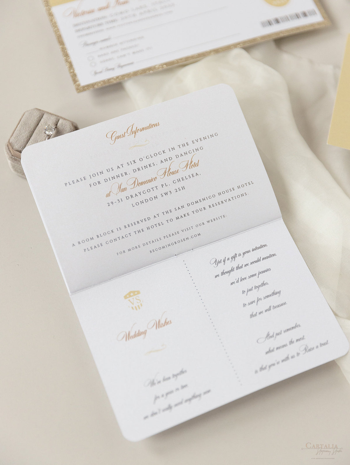 Invitation de mariage aux paillettes de luxe et aux passeports en champagne avec un vrai feuille d'or