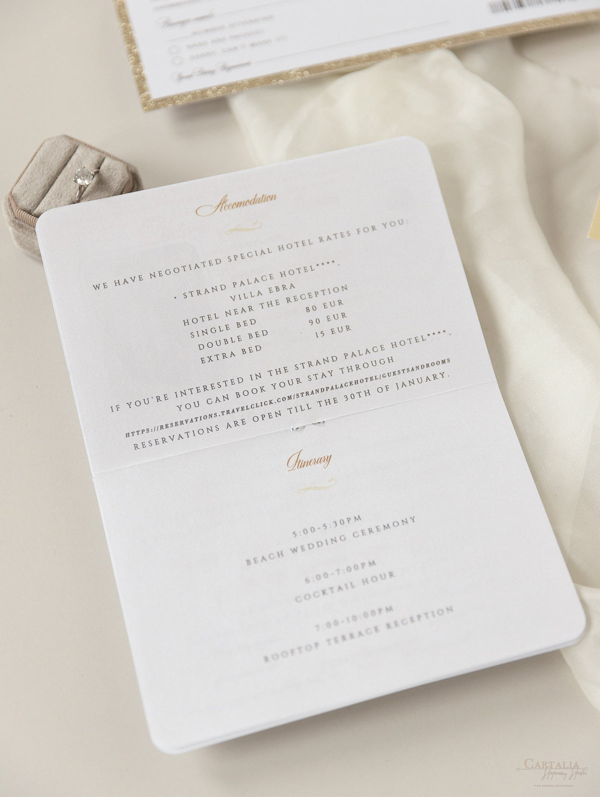 Invitation de mariage aux paillettes de luxe et aux passeports en champagne avec un vrai feuille d'or