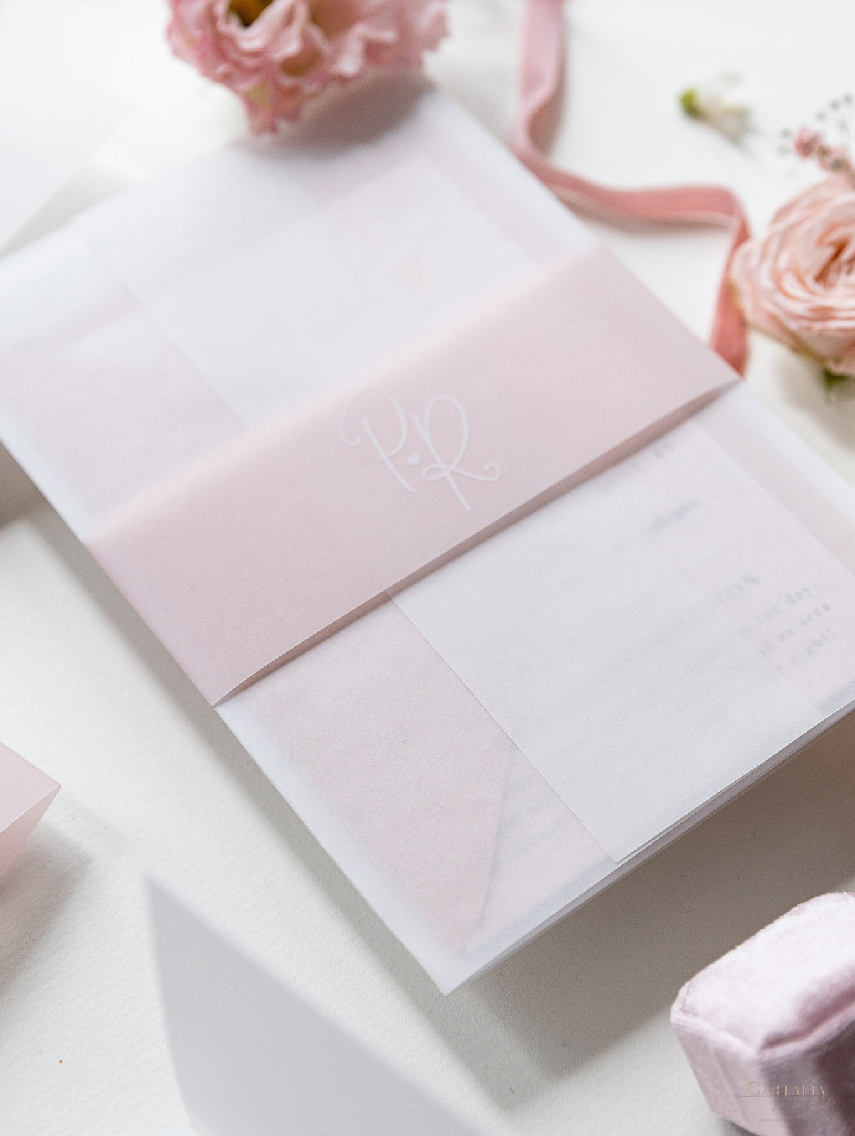 Suite de vélin de mariage avec feuille d'or rose, carte RSVP et enveloppe monogramée