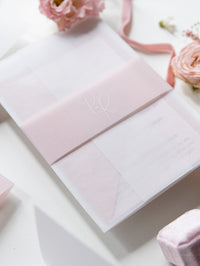 Suite nuziale in pergamena con lamina d'oro rosa, biglietto RSVP e busta con monogramma