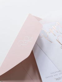 Suite de vélin de mariage avec feuille d'or rose, carte RSVP et enveloppe monogramée