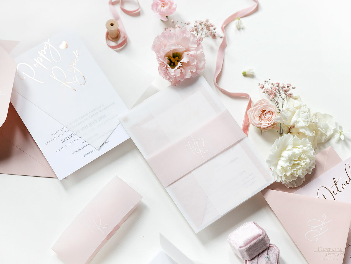 Suite de vélin de mariage avec feuille d'or rose, carte RSVP et enveloppe monogramée