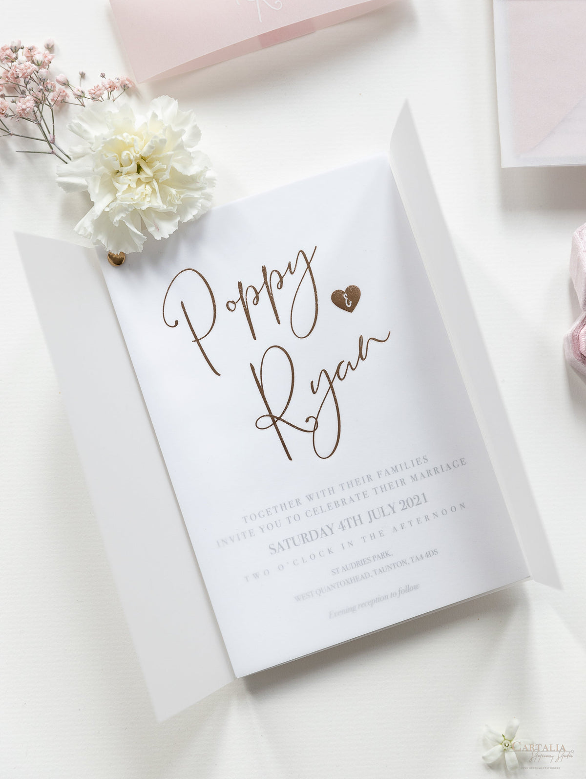 Suite de vélin de mariage avec feuille d'or rose, carte RSVP et enveloppe monogramée