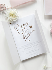 Suite nuziale in pergamena con lamina d'oro rosa, biglietto RSVP e busta con monogramma