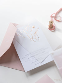 Suite de vélin de mariage avec feuille d'or rose, carte RSVP et enveloppe monogramée