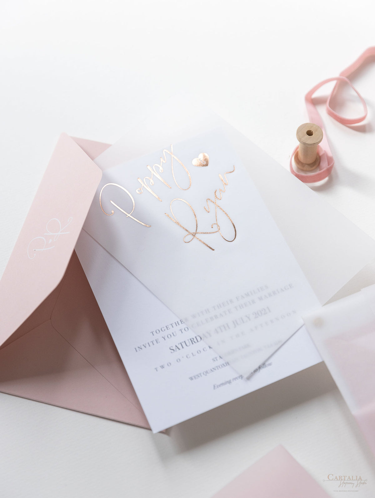 Suite nuziale in pergamena con lamina d'oro rosa, biglietto RSVP e busta con monogramma