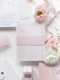 Suite de vélin de mariage avec feuille d'or rose, carte RSVP et enveloppe monogramée