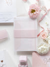 Suite nuziale in pergamena con lamina d'oro rosa, biglietto RSVP e busta con monogramma