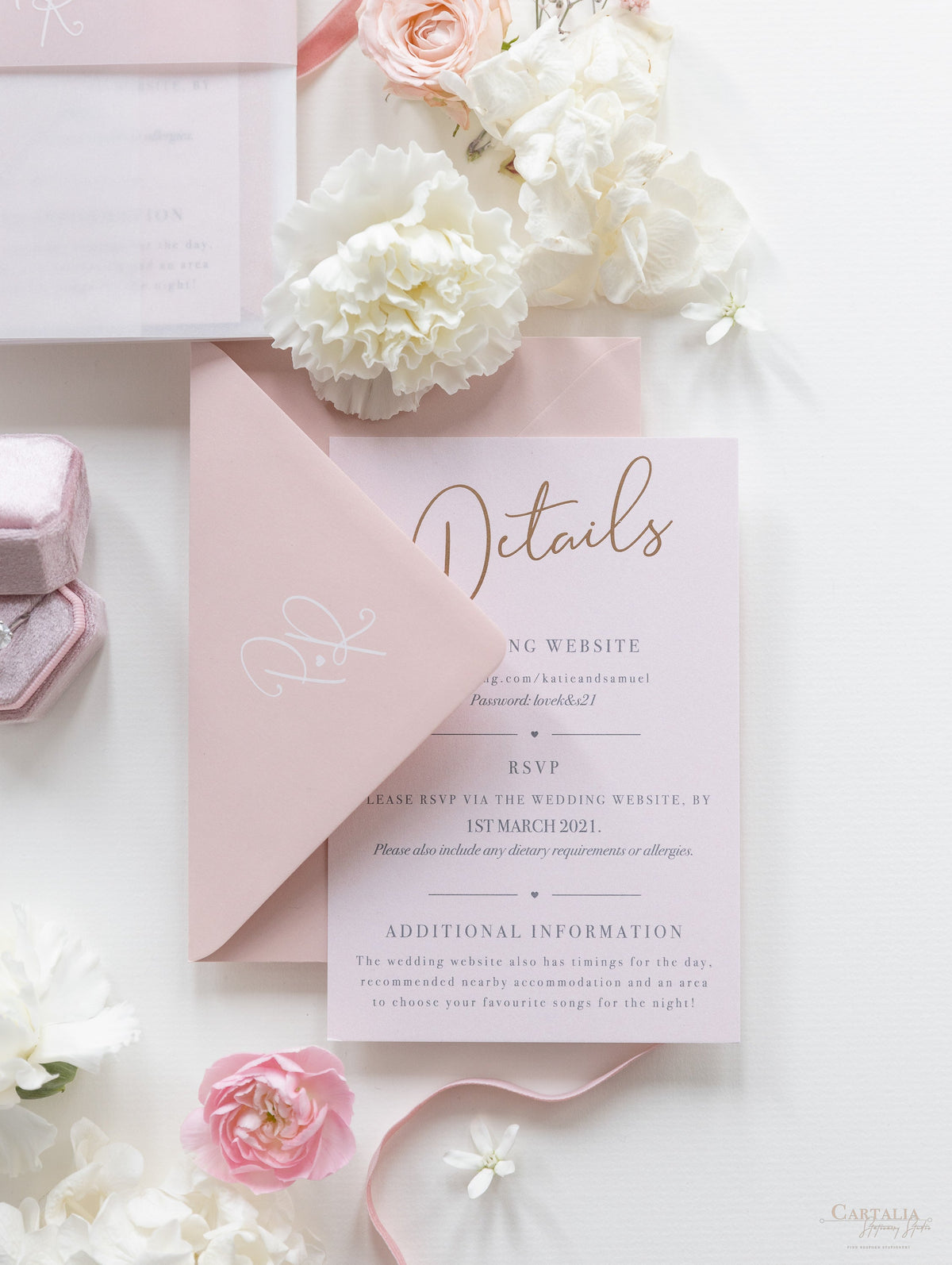 Suite de vélin de mariage avec feuille d'or rose, carte RSVP et enveloppe monogramée