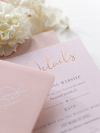 Suite de vélin de mariage avec feuille d'or rose, carte RSVP et enveloppe monogramée