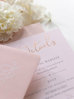 Suite nuziale in pergamena con lamina d'oro rosa, biglietto RSVP e busta con monogramma